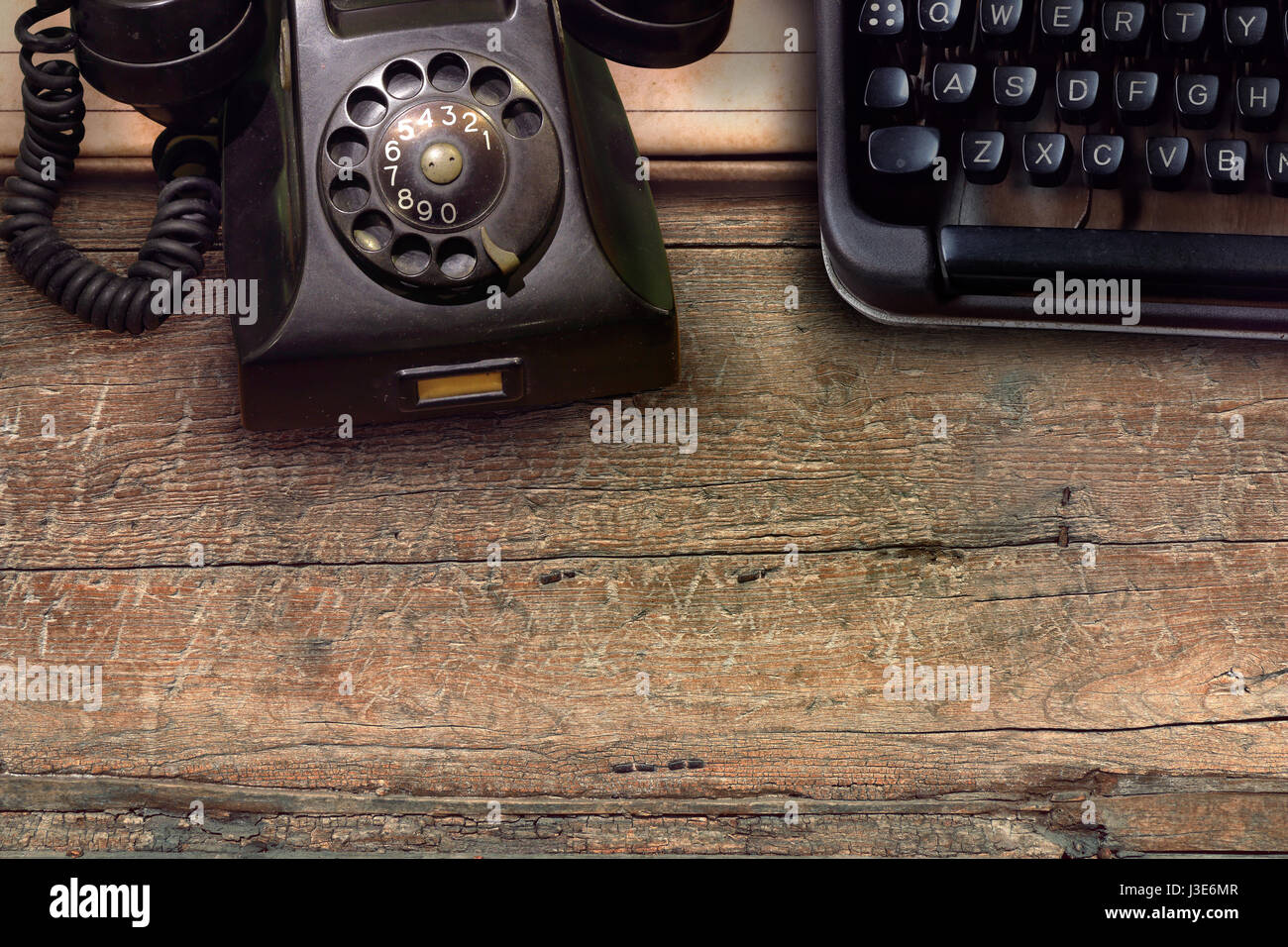 Vintage telefono nero e i nastri inchiostratori per macchine da scrivere sul tavolo di legno sfondo Foto Stock