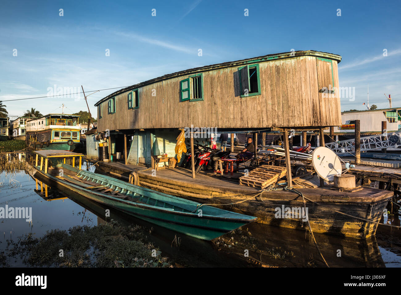Senza pretese e passeggero Veicolo barca con insolita e design esclusivo sul fiume Mahakam. Questo non è solo un traghetto ma anche si raddoppia come una casa galleggiante Foto Stock