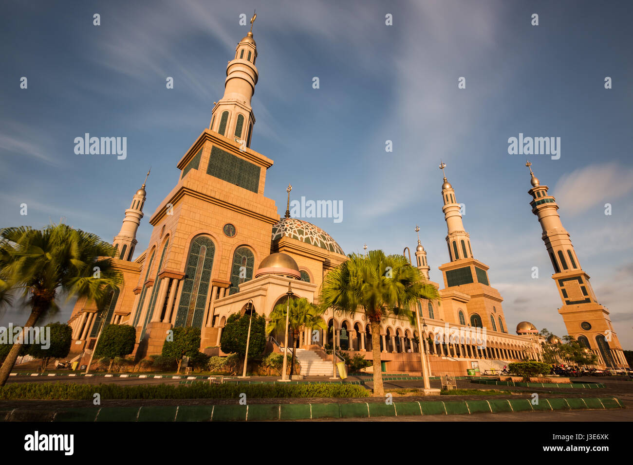 Una lunga esposizione di edificio religioso di Samarinda Centro Islamico di Kalimantan. I colori del tramonto sulla Moschea e Sfocatura di movimento delle nuvole di spazzamento Foto Stock