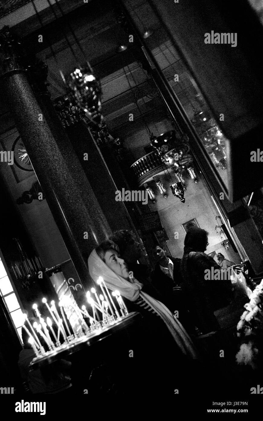 Preghiera di illuminazione candele in Cattedrale Kazan, Saint Petersburg Foto Stock