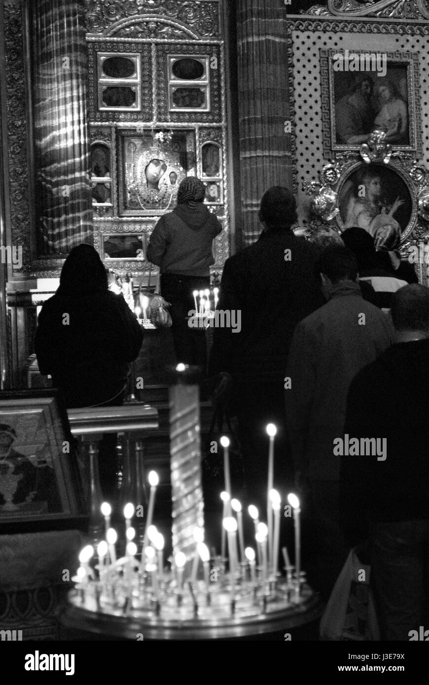 Preghiera di illuminazione candele in Cattedrale Kazan, Saint Petersburg Foto Stock