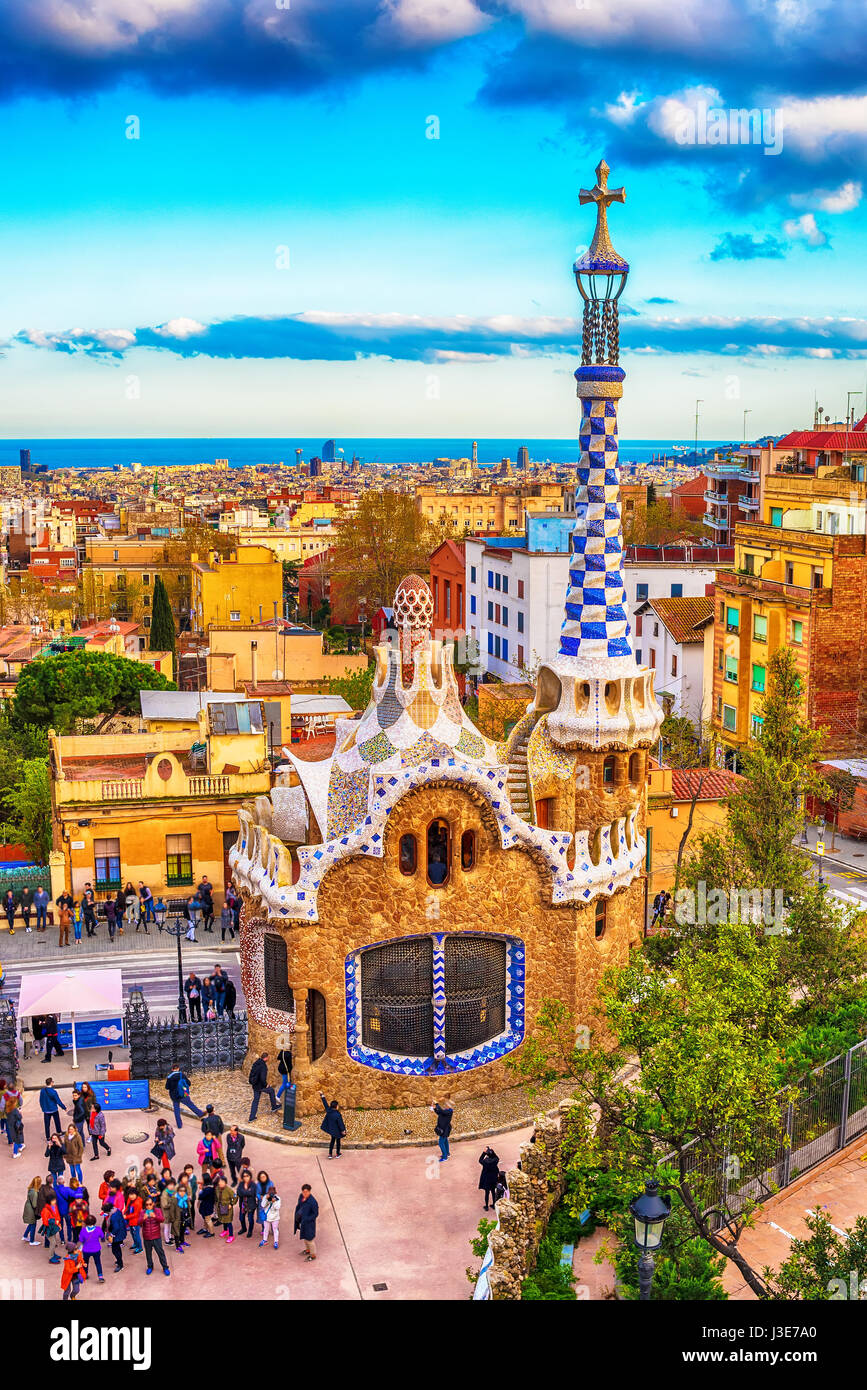 Barcellona, in Catalogna, Spagna: il Parco Guell di Antoni Gaudi al tramonto Foto Stock