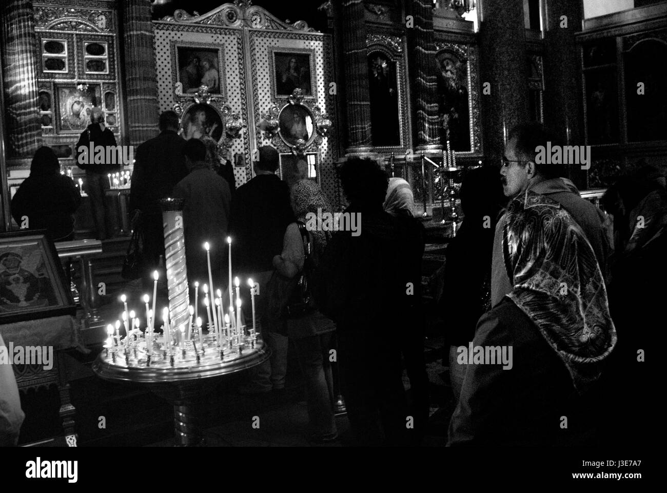 Preghiera di illuminazione candele in Cattedrale Kazan, Saint Petersburg Foto Stock