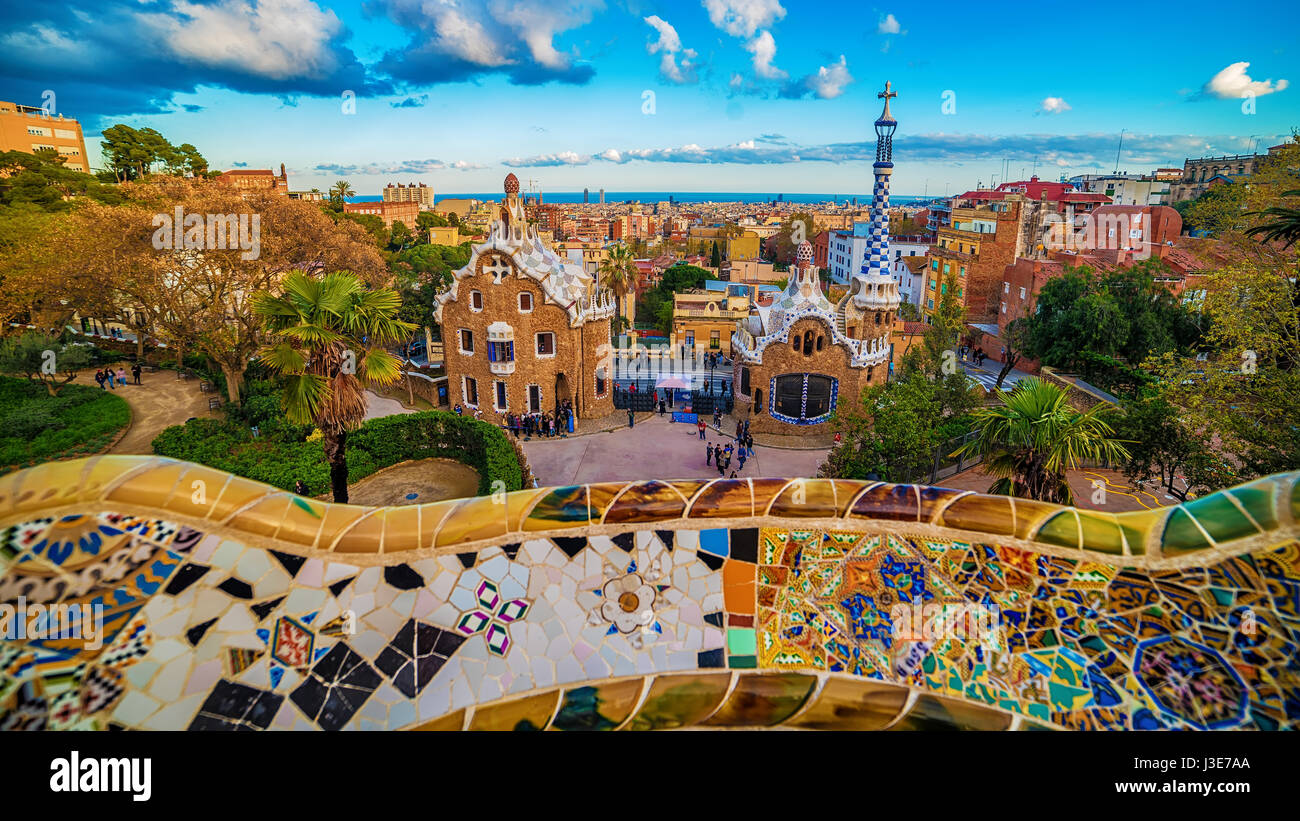 Barcellona, in Catalogna, Spagna: il Parco Guell di Antoni Gaudi al tramonto Foto Stock