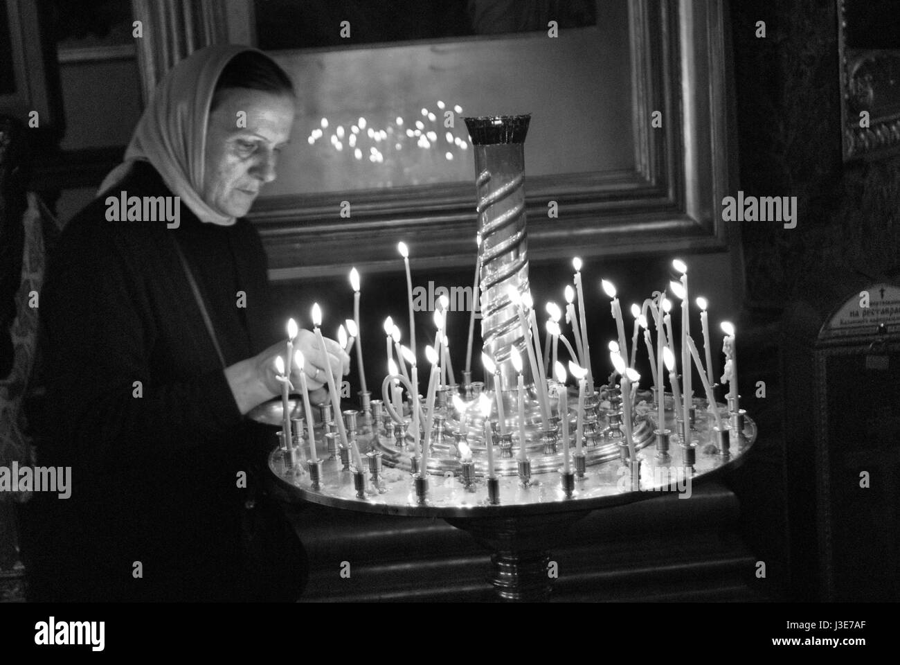 Preghiera di illuminazione candele in Cattedrale Kazan, Saint Petersburg Foto Stock