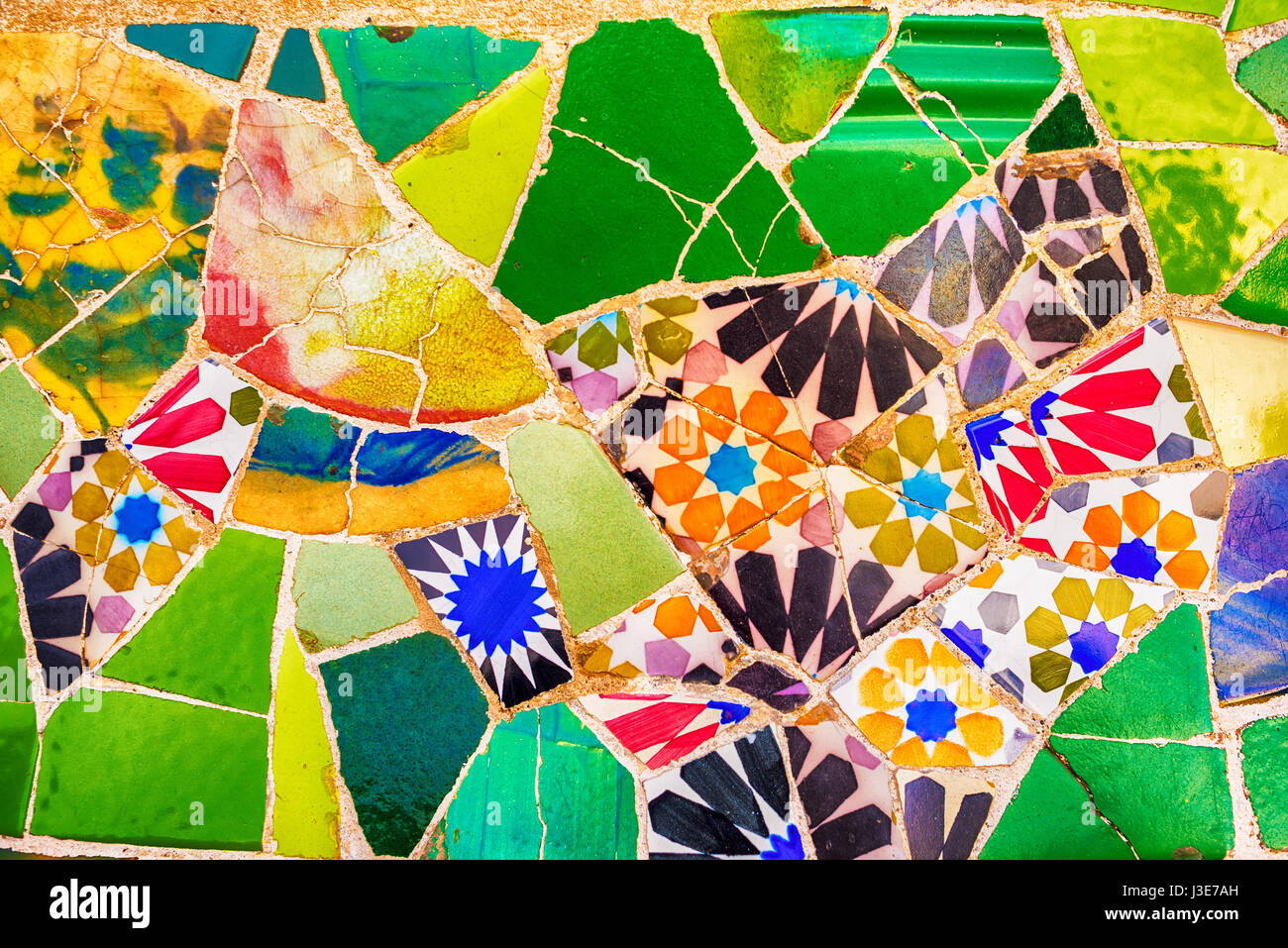 Barcellona, in Catalogna, Spagna: mosaico nel Parco Guell di Antoni Gaudi al tramonto Foto Stock