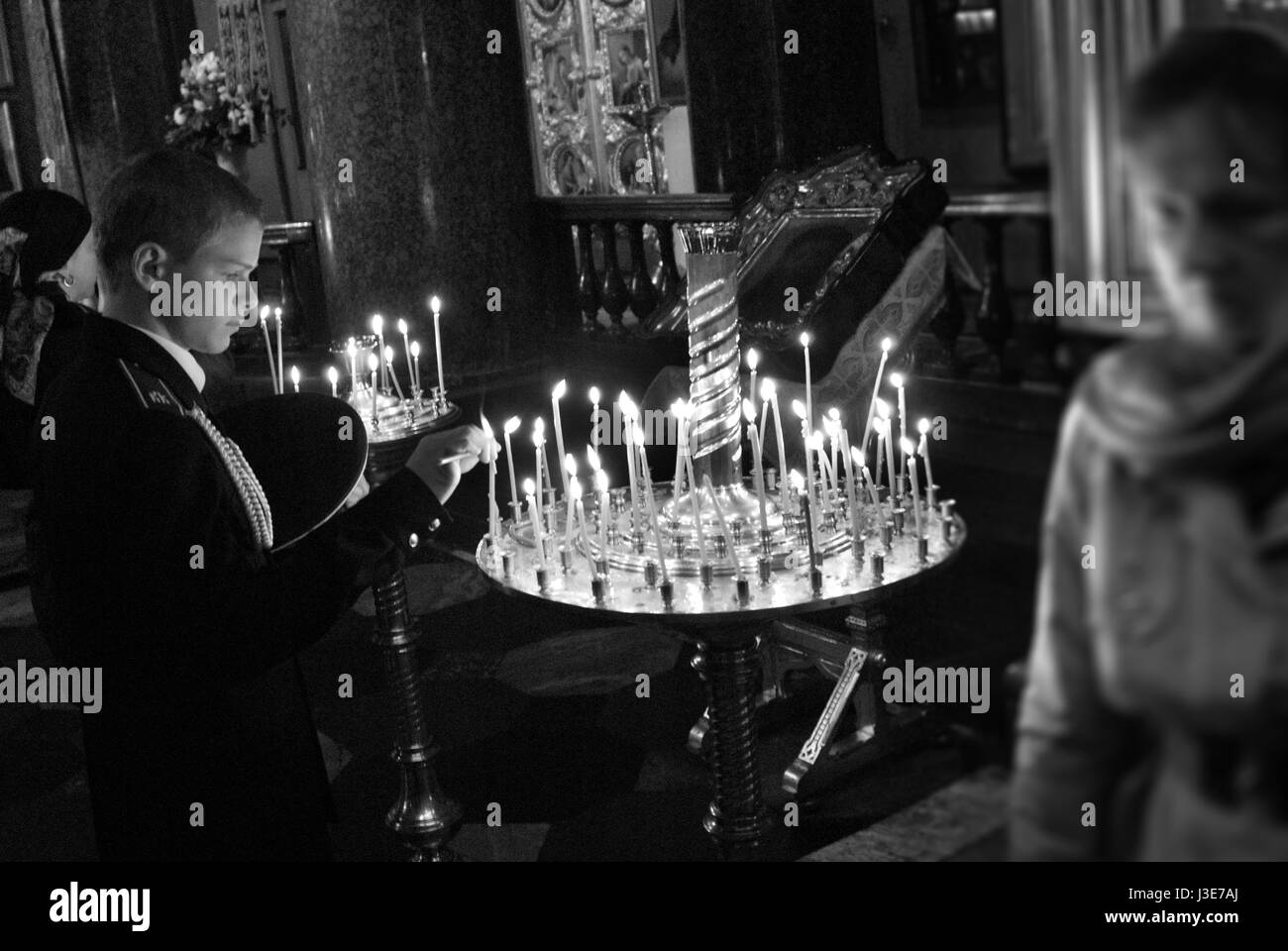 Preghiera di illuminazione candele in Cattedrale Kazan, Saint Petersburg Foto Stock