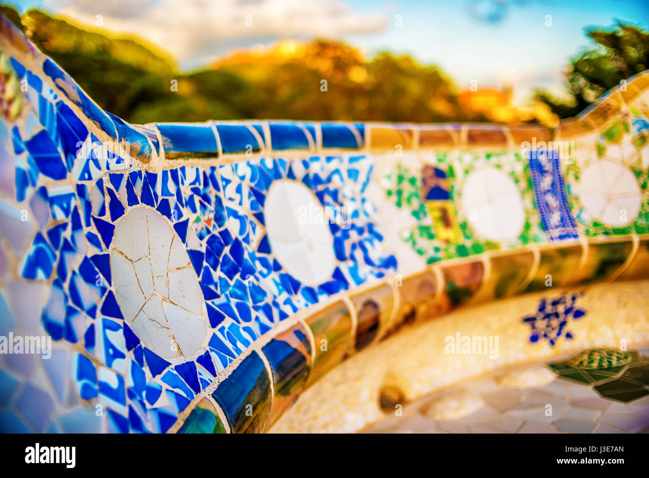 Barcellona, in Catalogna, Spagna: mosaico nel Parco Guell di Antoni Gaudi al tramonto Foto Stock