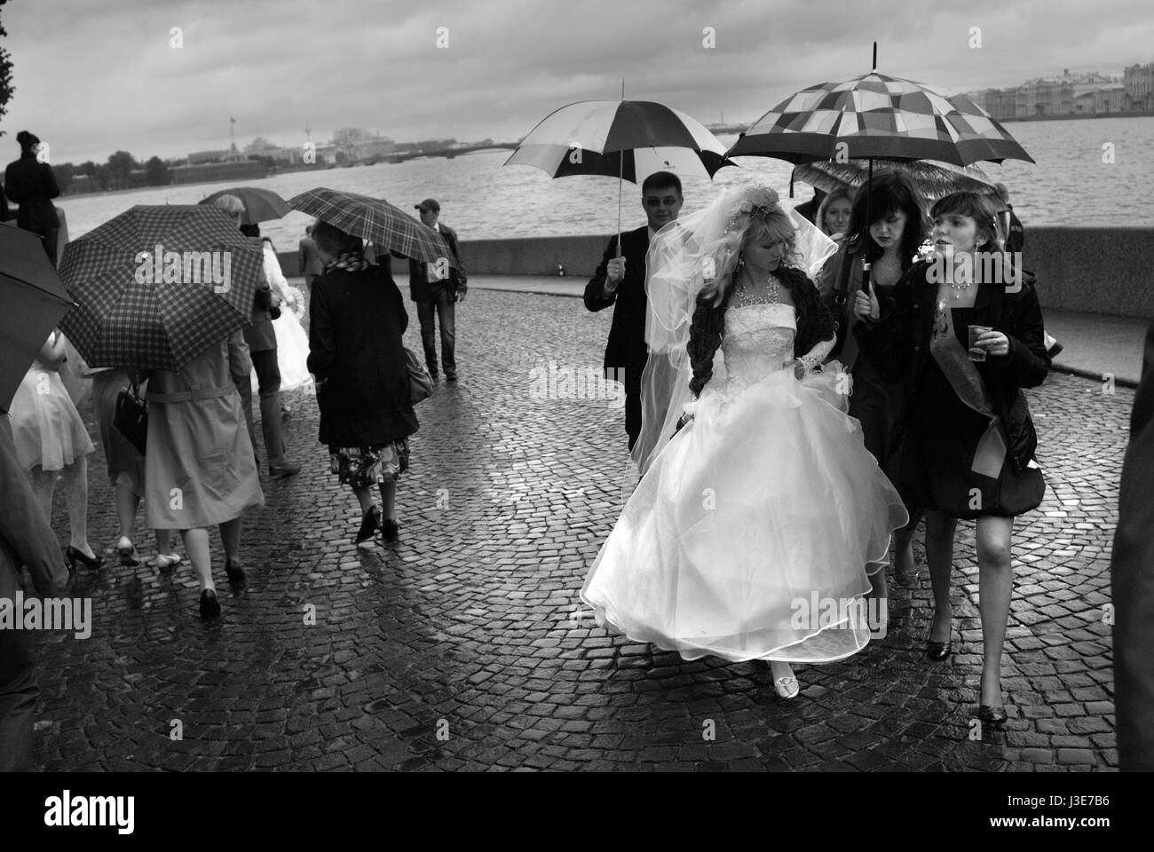 Festa di nozze lungo gli argini del fiume Neva / San Pietroburgo Foto Stock