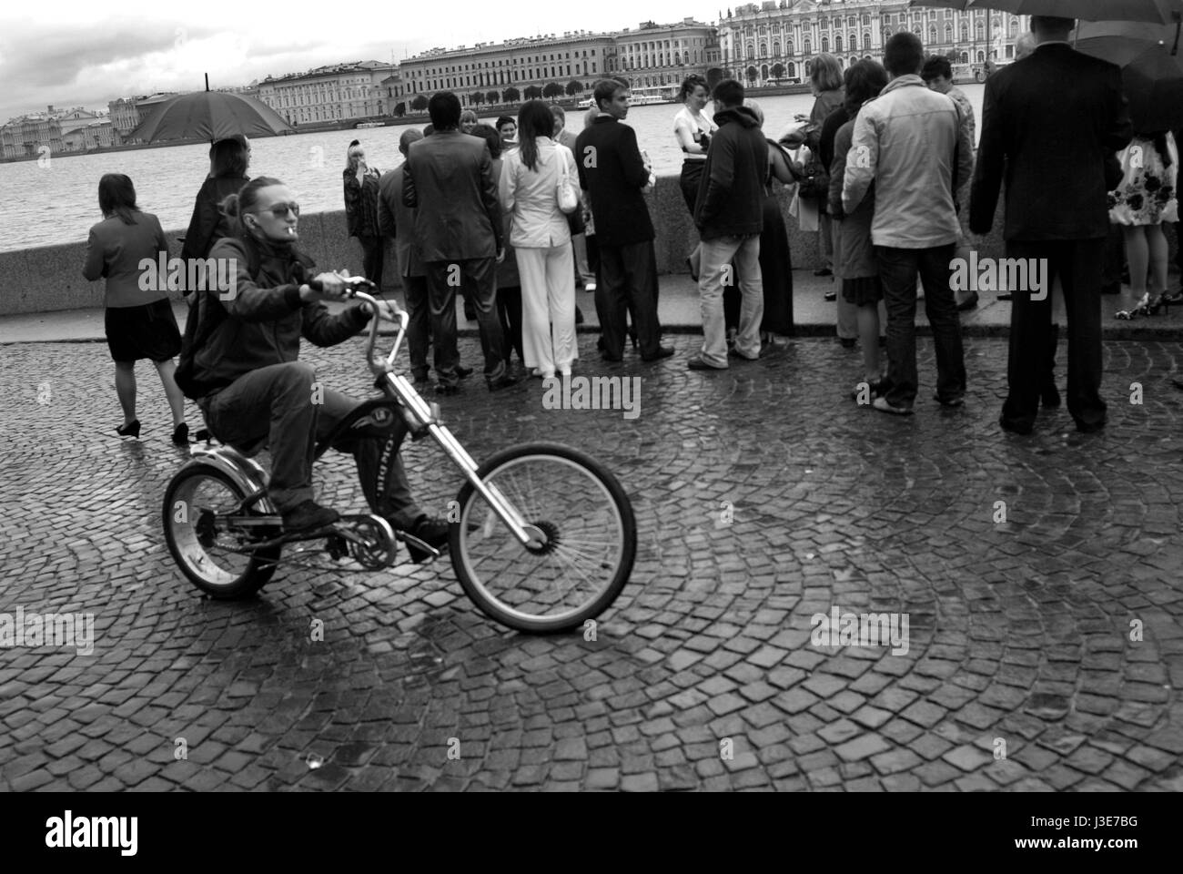 Ciclista lungo gli argini del fiume Neva / San Pietroburgo Foto Stock