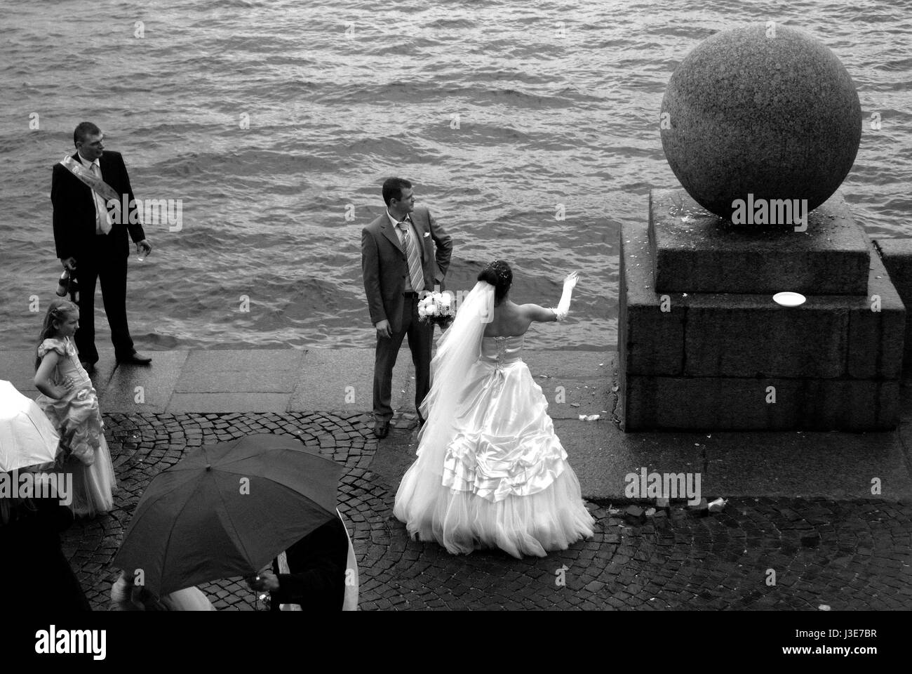 Festa di nozze lungo gli argini del fiume Neva / San Pietroburgo Foto Stock