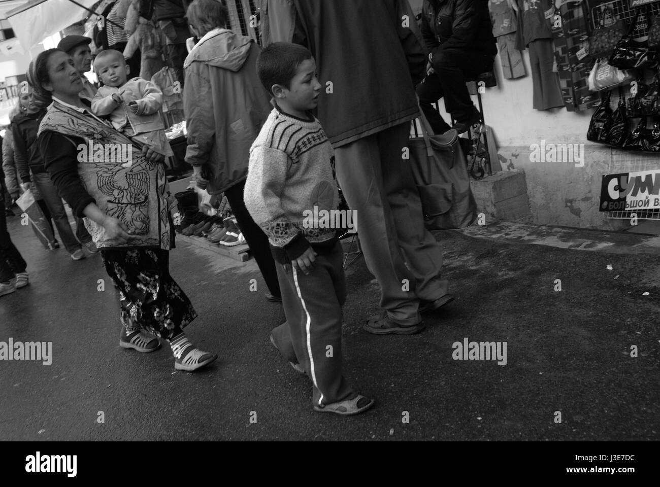 Famiglia etnica in un mercato di strada, a San Pietroburgo Foto Stock