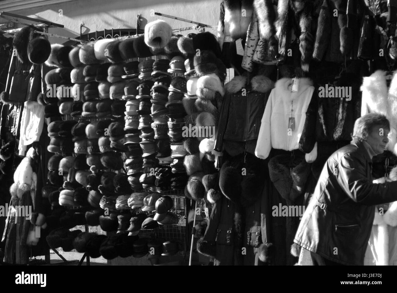 Hat stallo a un mercato di strada, a San Pietroburgo Foto Stock