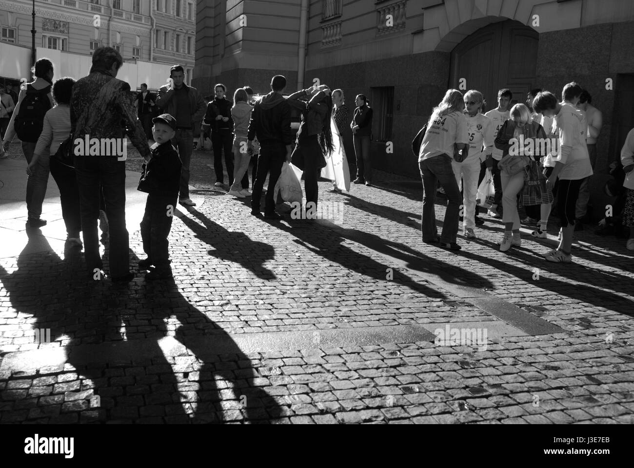 La folla la preparazione per l'esecuzione evento nella Piazza del Palazzo San Pietroburgo Foto Stock