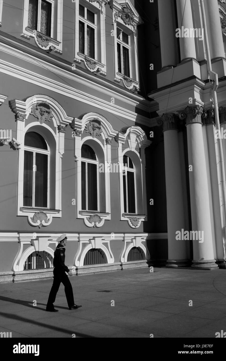 Sailor passato a piedi il Palazzo d'inverno, a San Pietroburgo Foto Stock