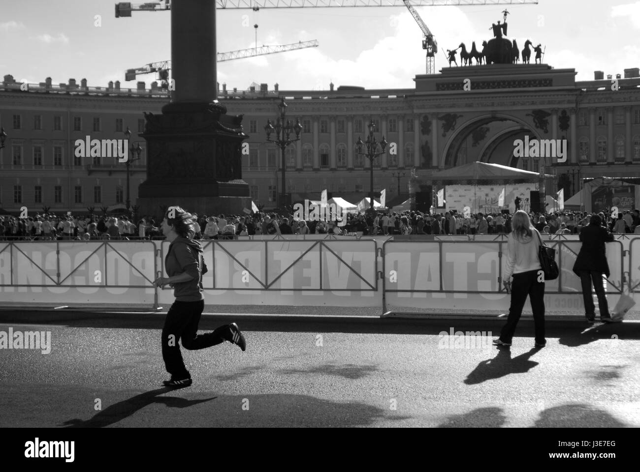 La folla per esecuzione evento nella Piazza del Palazzo San Pietroburgo Foto Stock