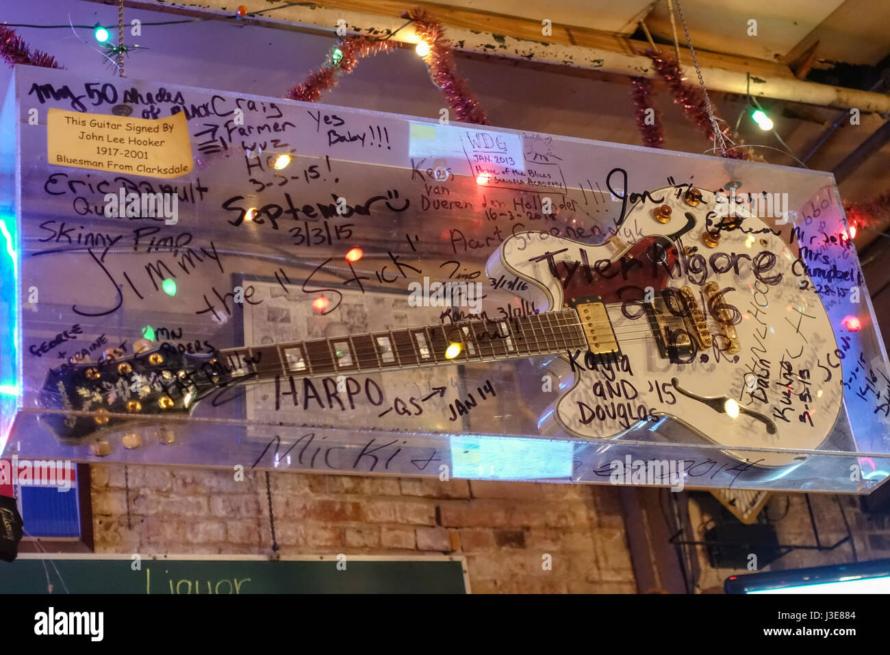 Chitarra firmato da John Lee Hooker a Morgan Freeman's Ground Zero Blues Club in Clarksdale, Mississippi Foto Stock