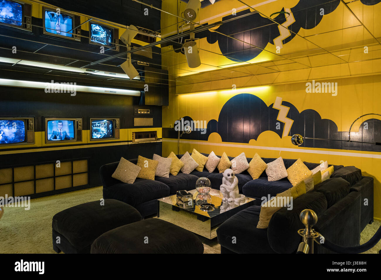 La sala TV a Elvis Presley's house Graceland a Memphis, Tennessee Foto Stock