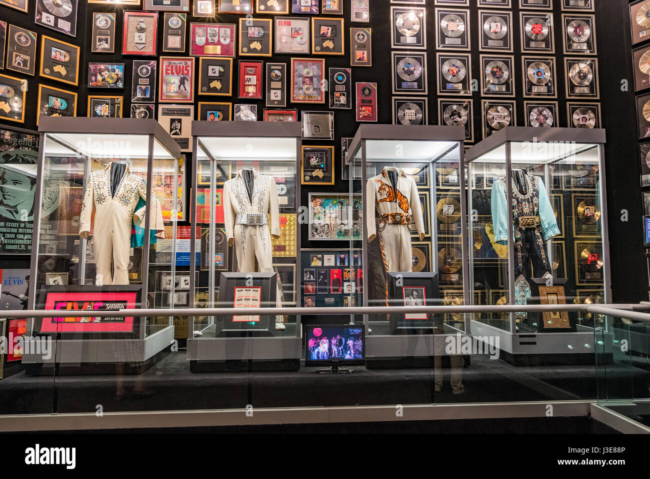 Visualizzazione dei costumi di Elvis a Graceland a Memphis Foto Stock