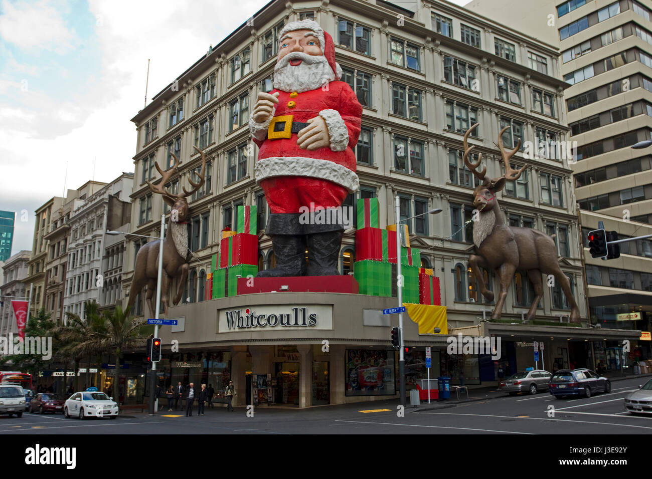 Il 20m alto Santa in piedi fuori Whitcoulls in Queen Street, Queen Street, Auckland, Nuova Zelanda Foto Stock