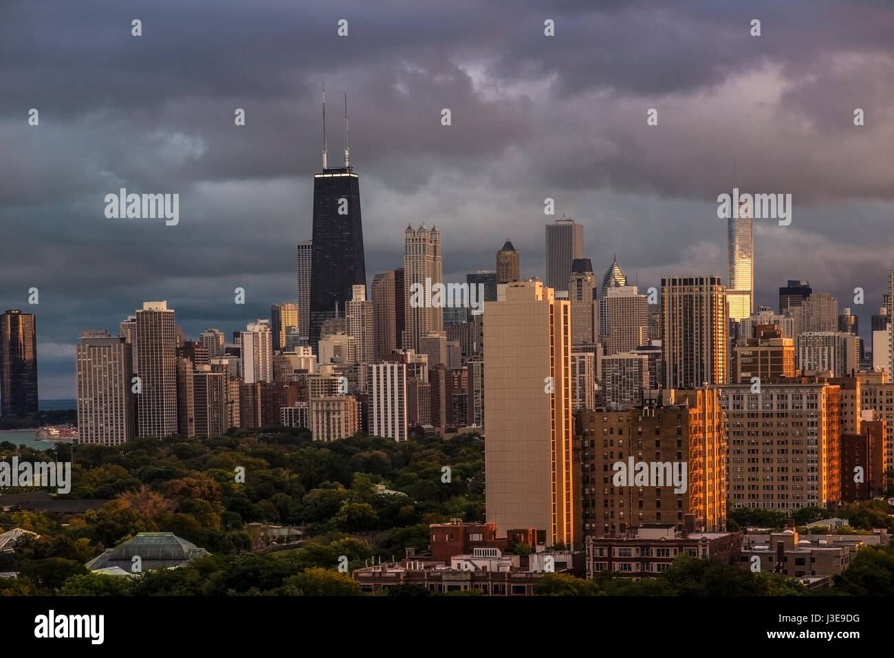 Vista panoramica sullo skyline di Chicago al tramonto da Lakeview USA Foto Stock