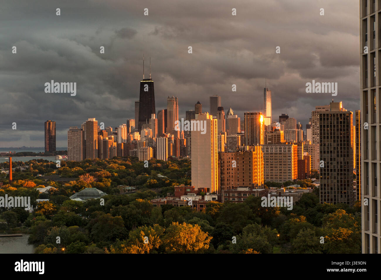 Vista panoramica sullo skyline di Chicago al tramonto da Lakeview USA Foto Stock