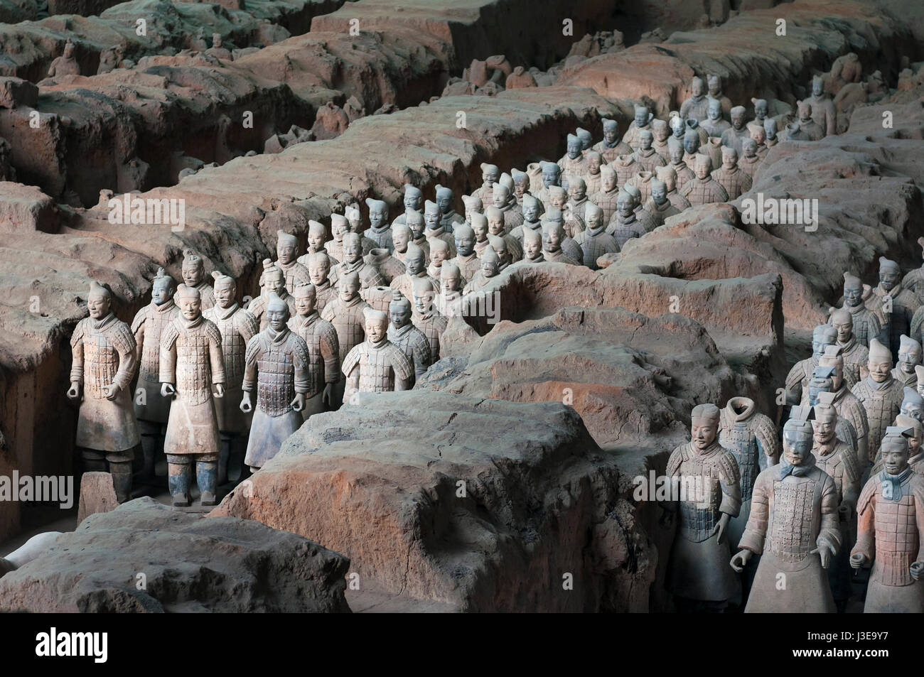 Xian, Cina - 6 Agosto 2012: ranghi dell esercito di guerrieri di terracotta nel sito archeologico nei pressi di Xian, Cina Foto Stock