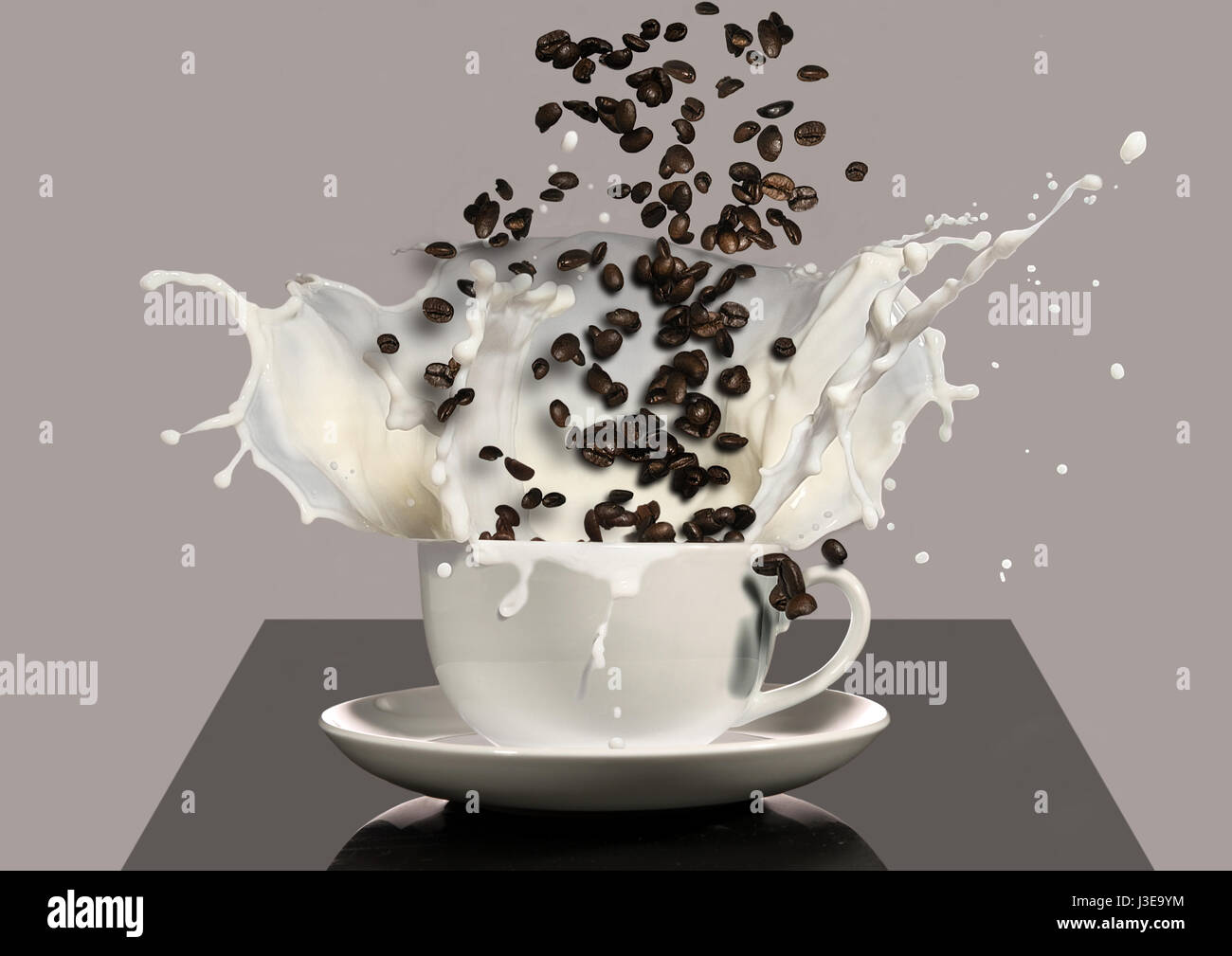 Chicco di caffè e caffè SPLASH Foto Stock