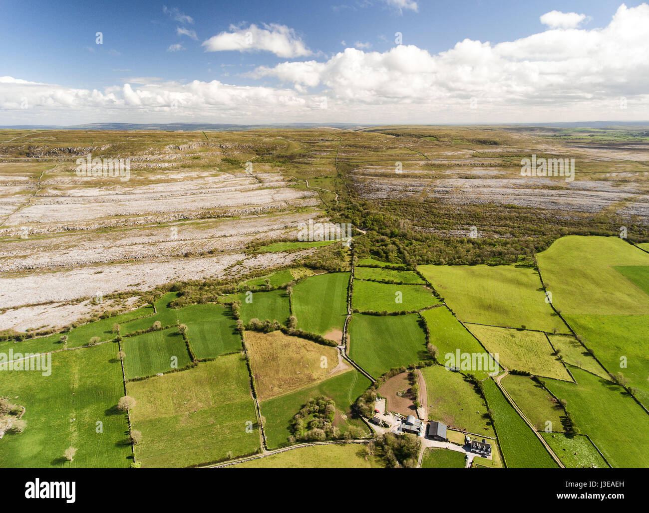 Epic vista aerea della bella campagna irlandese natura paesaggio dal Burren National Park nella contea di Clare Irlanda Foto Stock