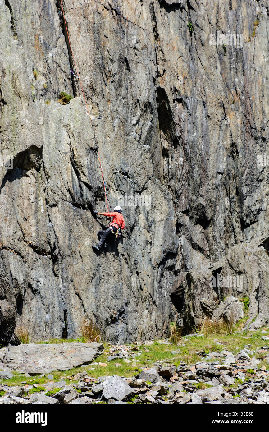 Clogwyn y Grochan; scogliera del Calderone, precedentemente noto come Clogwyn y Geifr o Cliff di capre in Llanberis passano nella Snowdonia National Pa Foto Stock