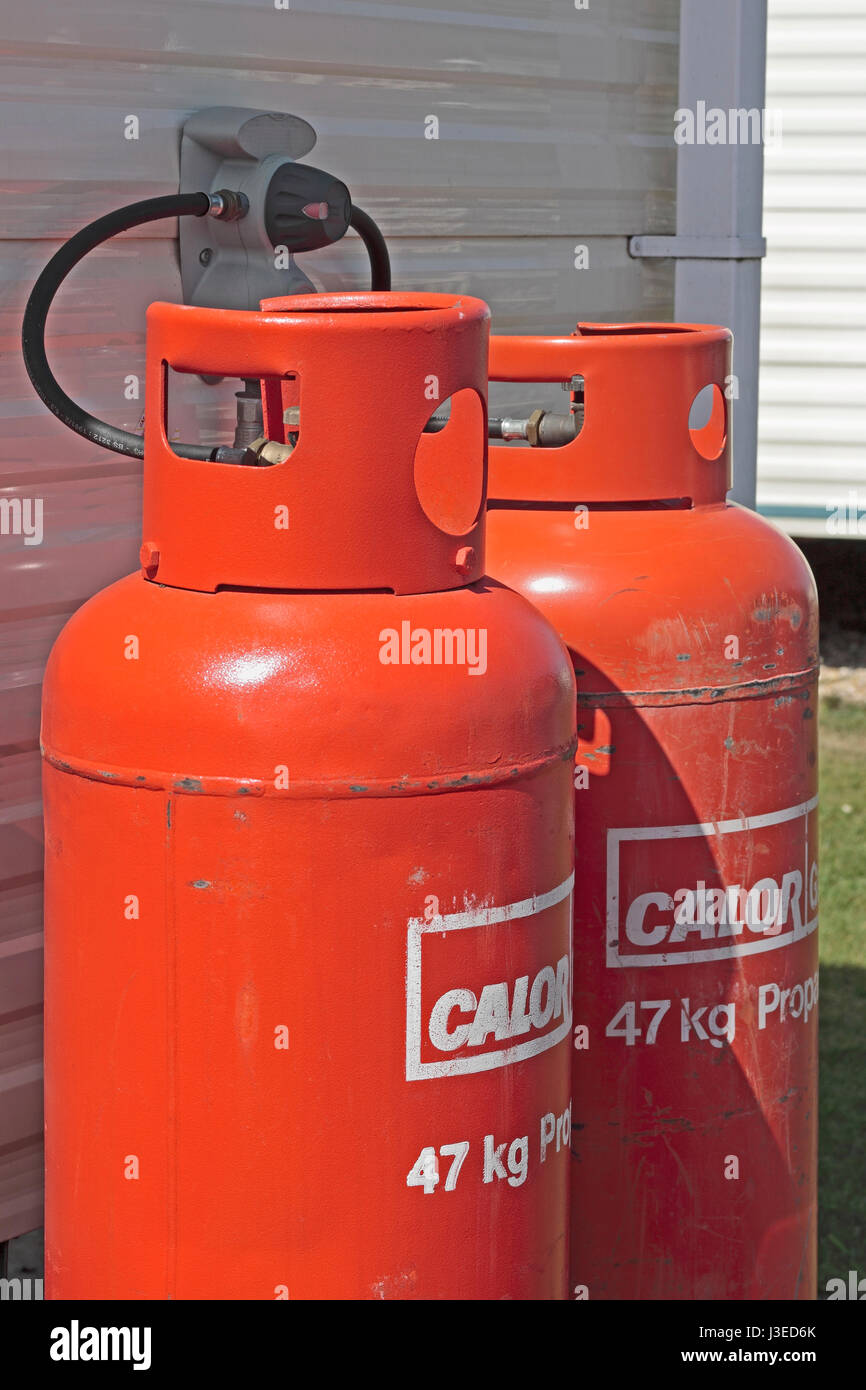 Due 47kg Calor Gas bottiglie agganciato ad una roulotte statiche su una vacanza caravan park Foto Stock