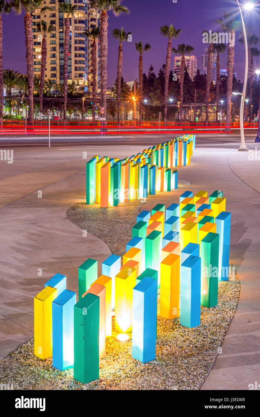 Illuminato colonne colorate accanto alla San Diego Marriott Marquis & Marina. Il centro cittadino di San Diego, California. Foto Stock