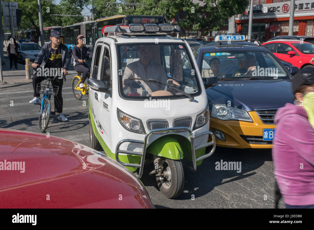 Un pirata mini auto elettrica su strada a Pechino in Cina. 11-Apr-2017 Foto Stock