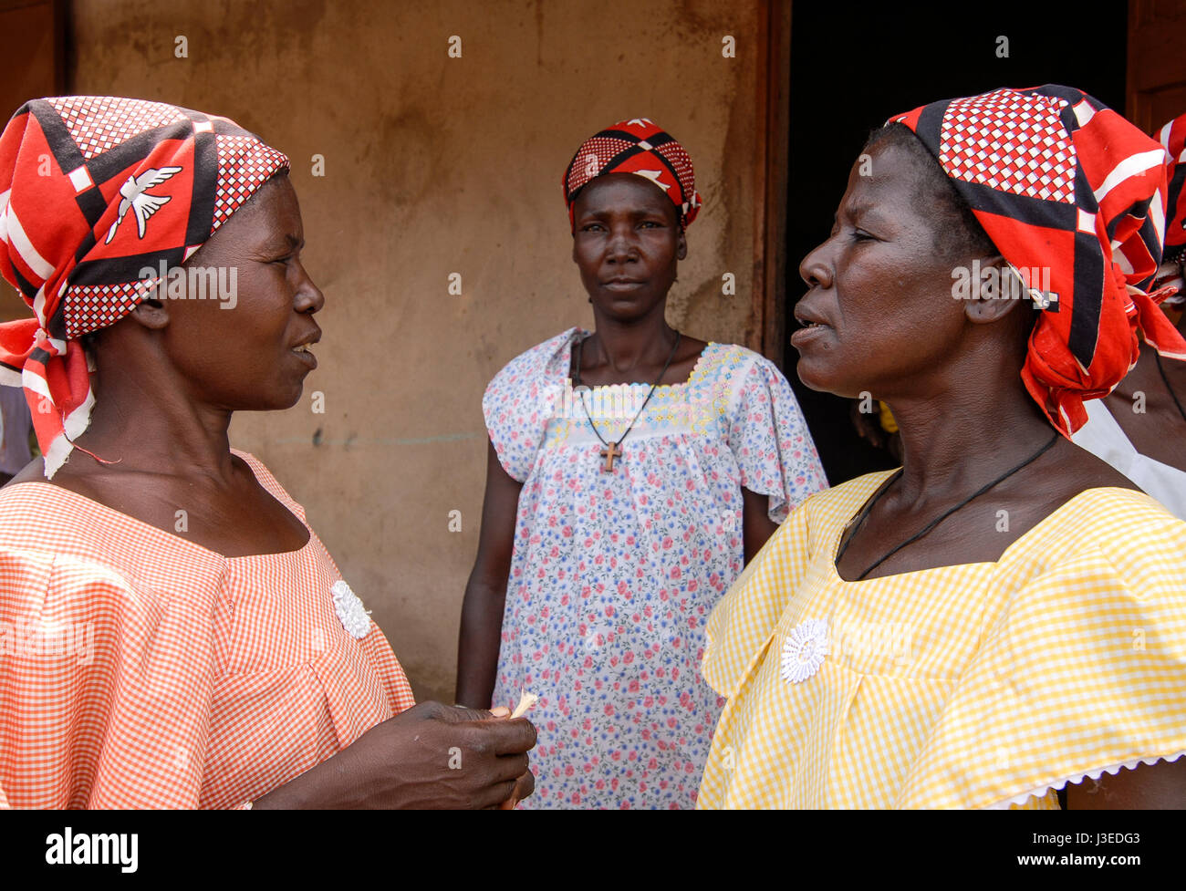 Il Burkina Faso, Kaya, progetto di aiuto della Chiesa cattolica per costretto le donne sposate in Boken , tre donne con velo con white bird, waxprint, cera stampa, tessuto, design, batik Foto Stock