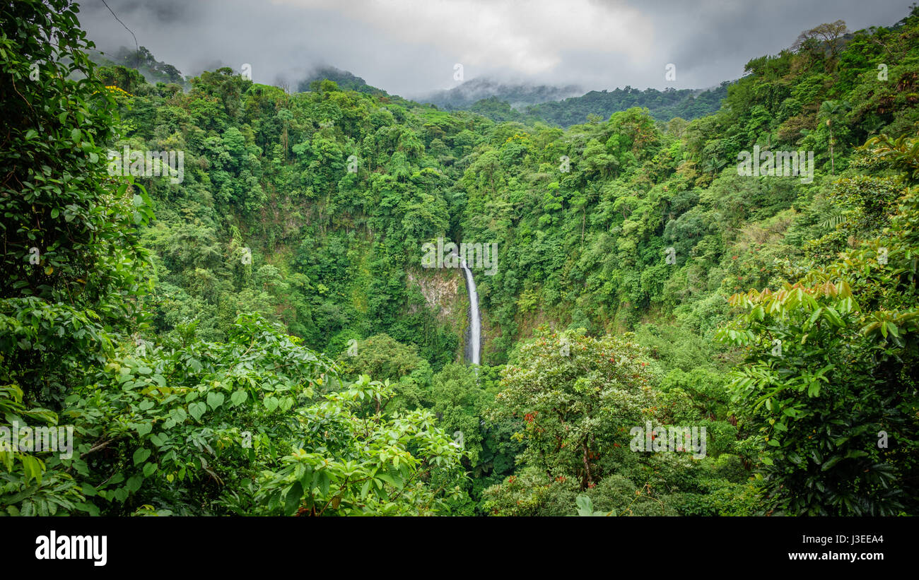 Ampio angolo di visione di La Fortuna de San Carlos cascata in Arenal Volcano National Park, Costa Rica Foto Stock