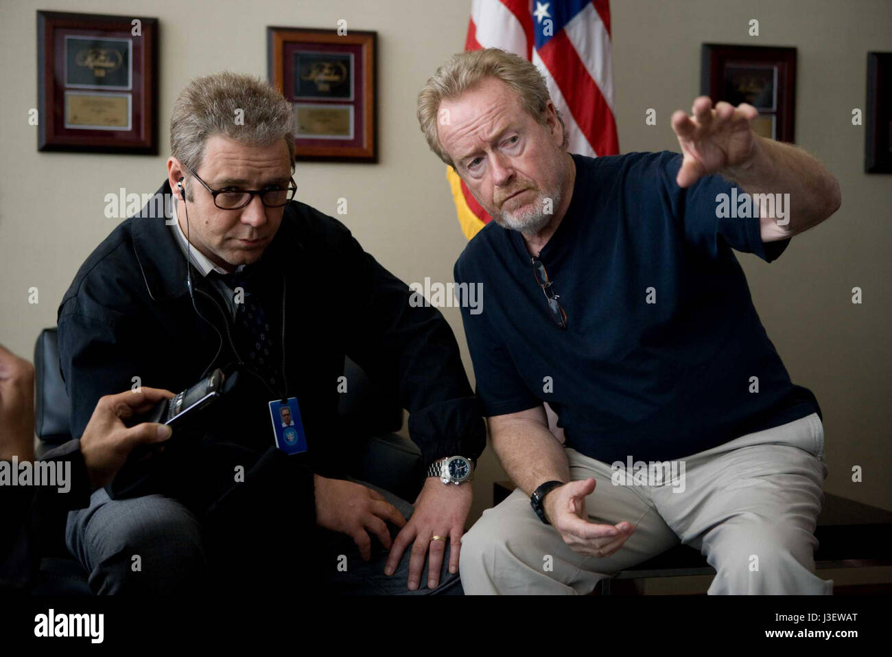 Ridley Scott Ridley Scott Regista: Ridley Scott avec Russell Crowe sur le tournage / sul set du film Mensonges d'Etat / Corpo di bugie Anno : 2008 - USA Foto Stock