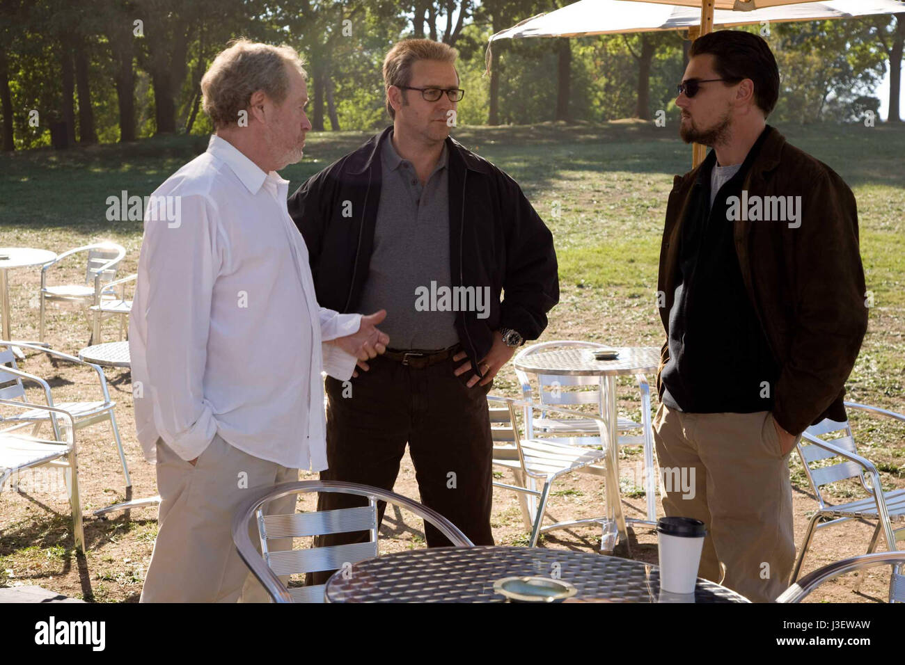 Ridley Scott Ridley Scott Regista: Ridley Scott avec Leonardo DiCaprio et Russell Crowe sur le tournage / sul set du film Mensonges d'Etat / Corpo di bugie Anno : 2008 - USA Foto Stock
