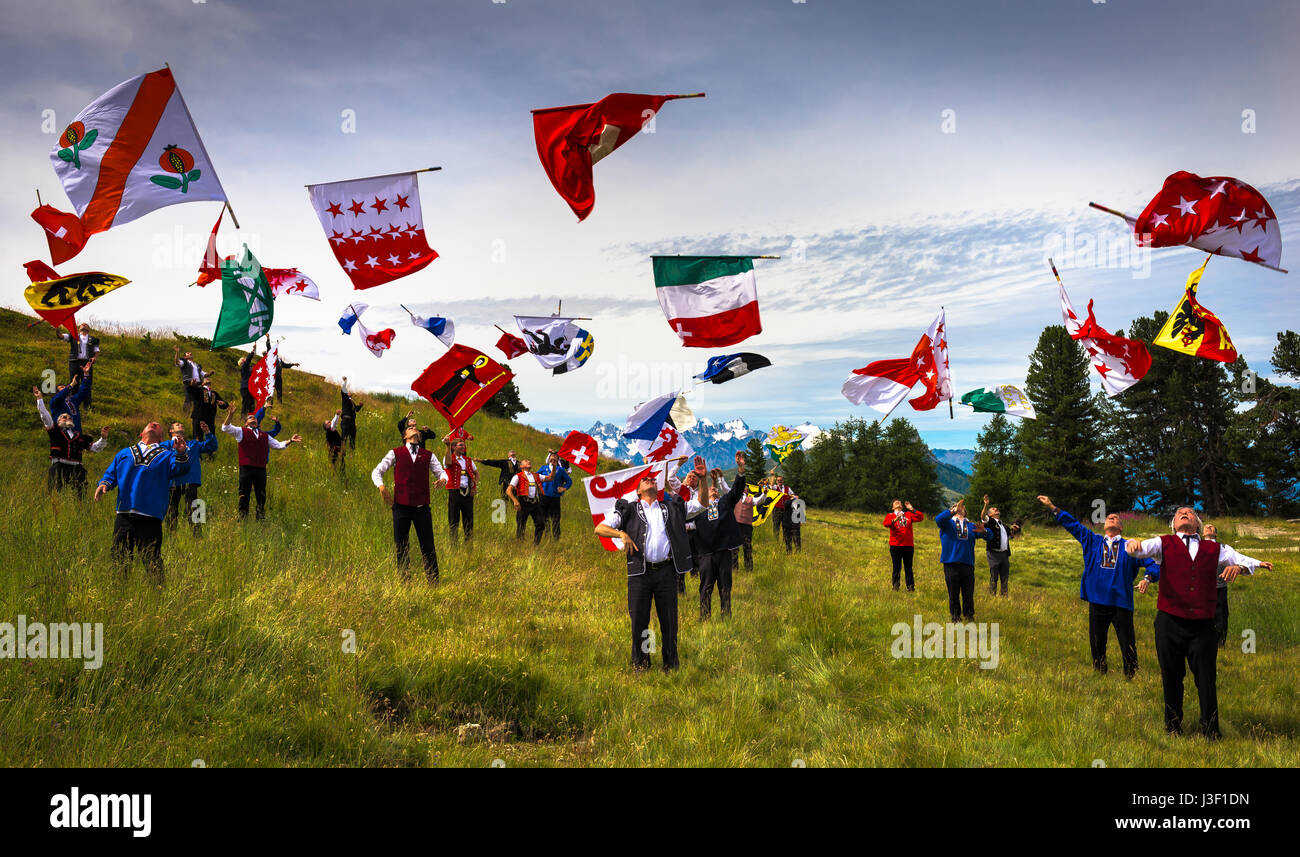 Tubi espulsori di bandiera prendere parte al Cor des Alpes festival di Nendaz, Vallese, Svizzera Foto Stock