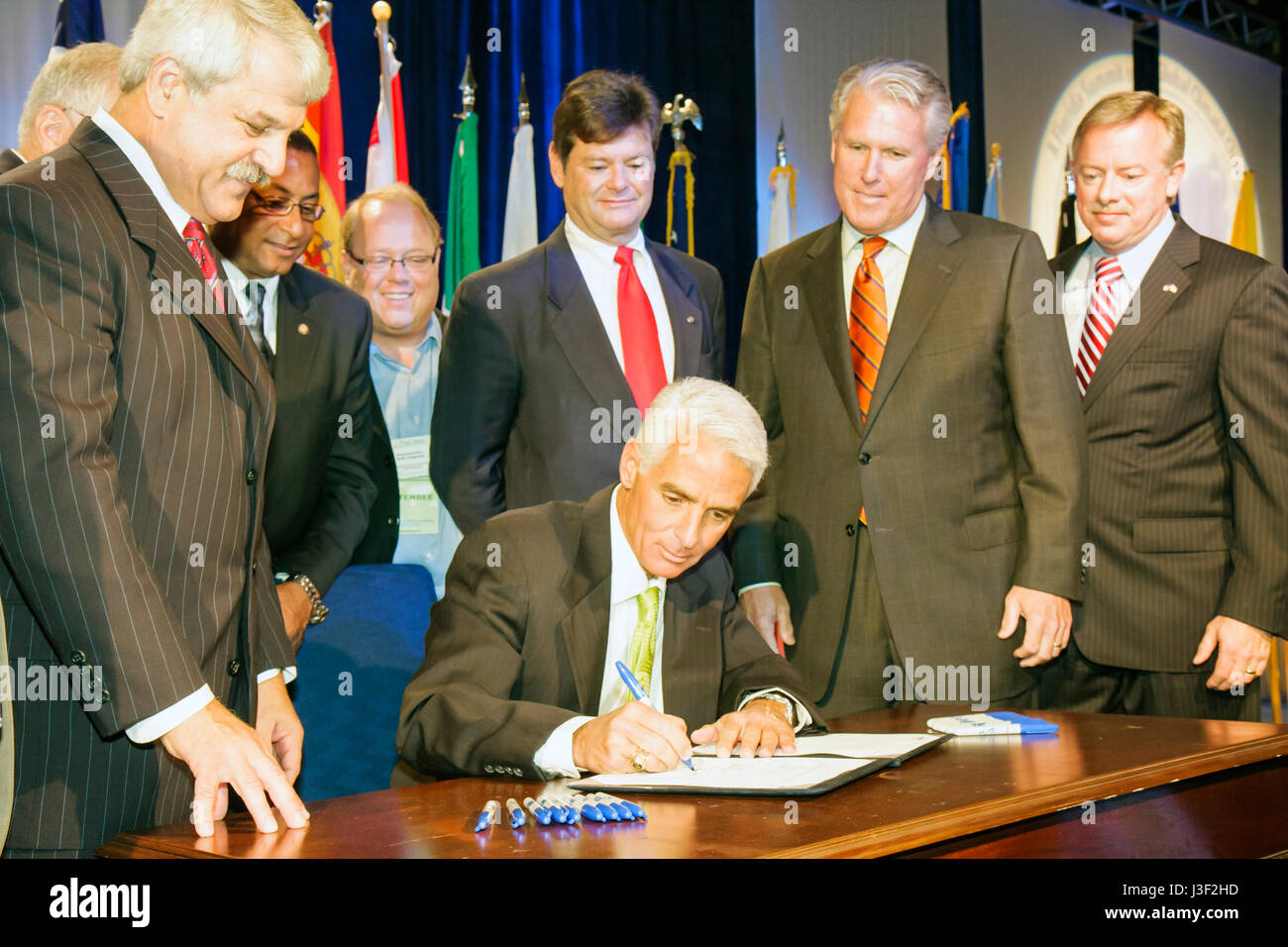 Miami Florida,InterContinental,hotel,Florida Summit on Global Climate Change,Governatore Charlie Crist,firma fattura,crea legge,uomo uomo maschio,riscaldamento,rinnova Foto Stock