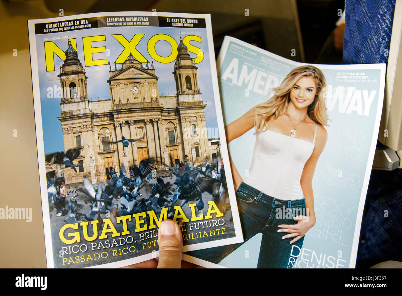 Miami Florida,Aeroporto Internazionale,a bordo,cabina passeggeri,American Airlines,due riviste di volo,lingua inglese,bilingue,spagnolo,Nexos,Americ Foto Stock