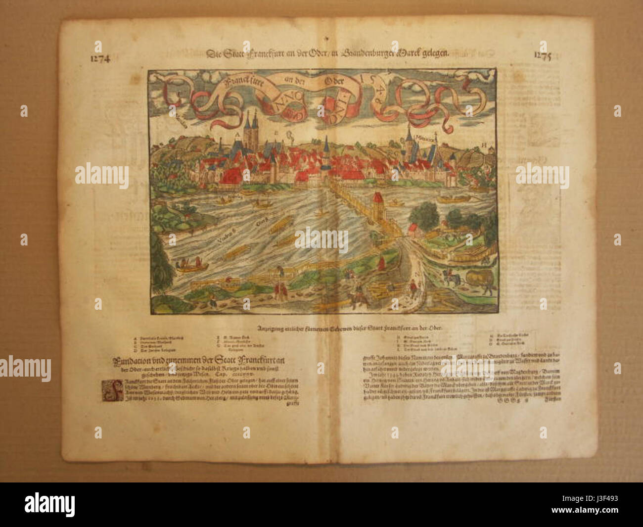 Una rappresentazione storica di Francoforte nel 1600, che mostra l'architettura, il paesaggio e lo sviluppo urbano del cityâ durante il primo periodo moderno. L'illustrazione cattura i monumenti storici e le caratteristiche significative dello skyline della città di quel tempo. Foto Stock