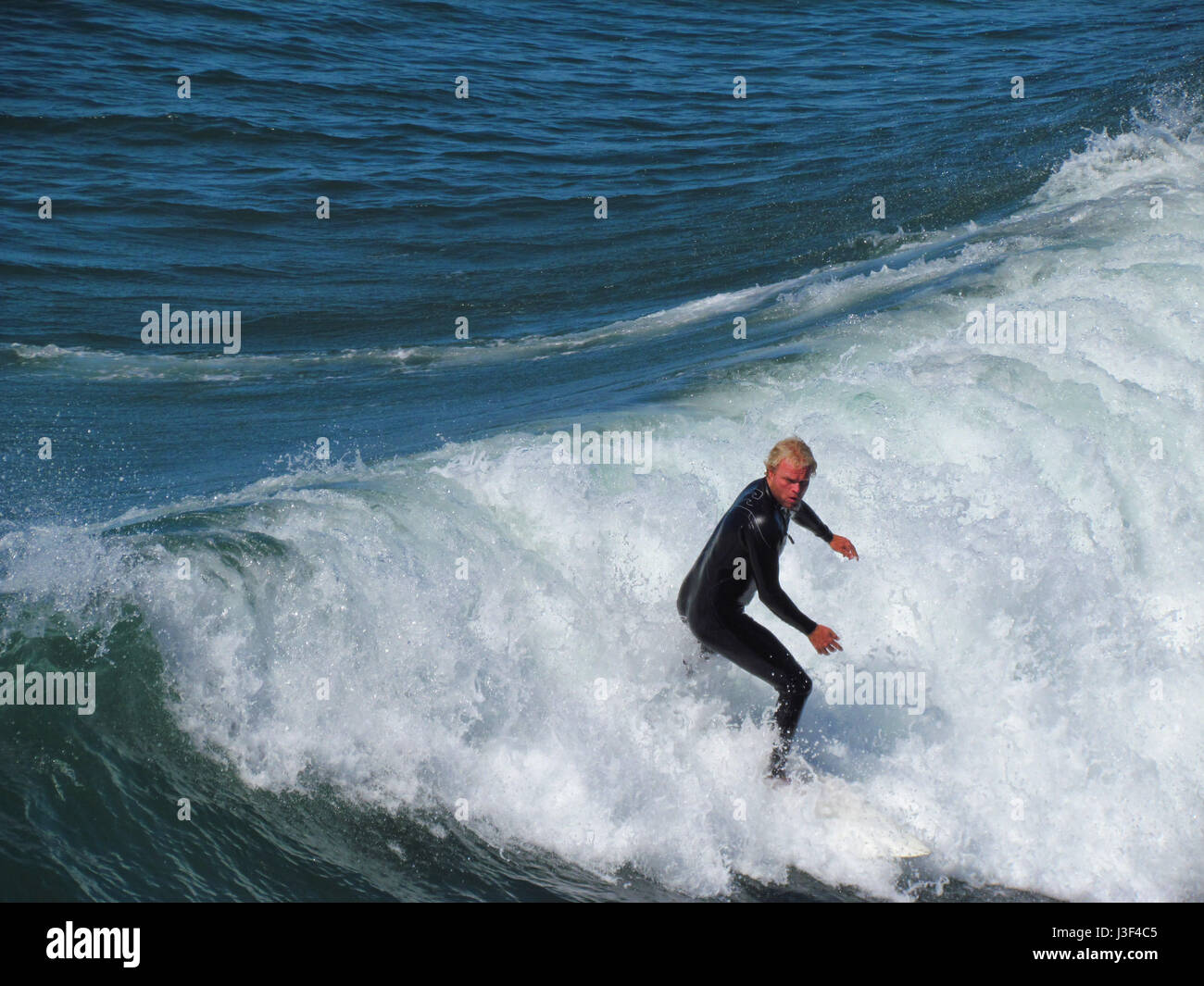 Surfer in azione a Monza, California Foto Stock