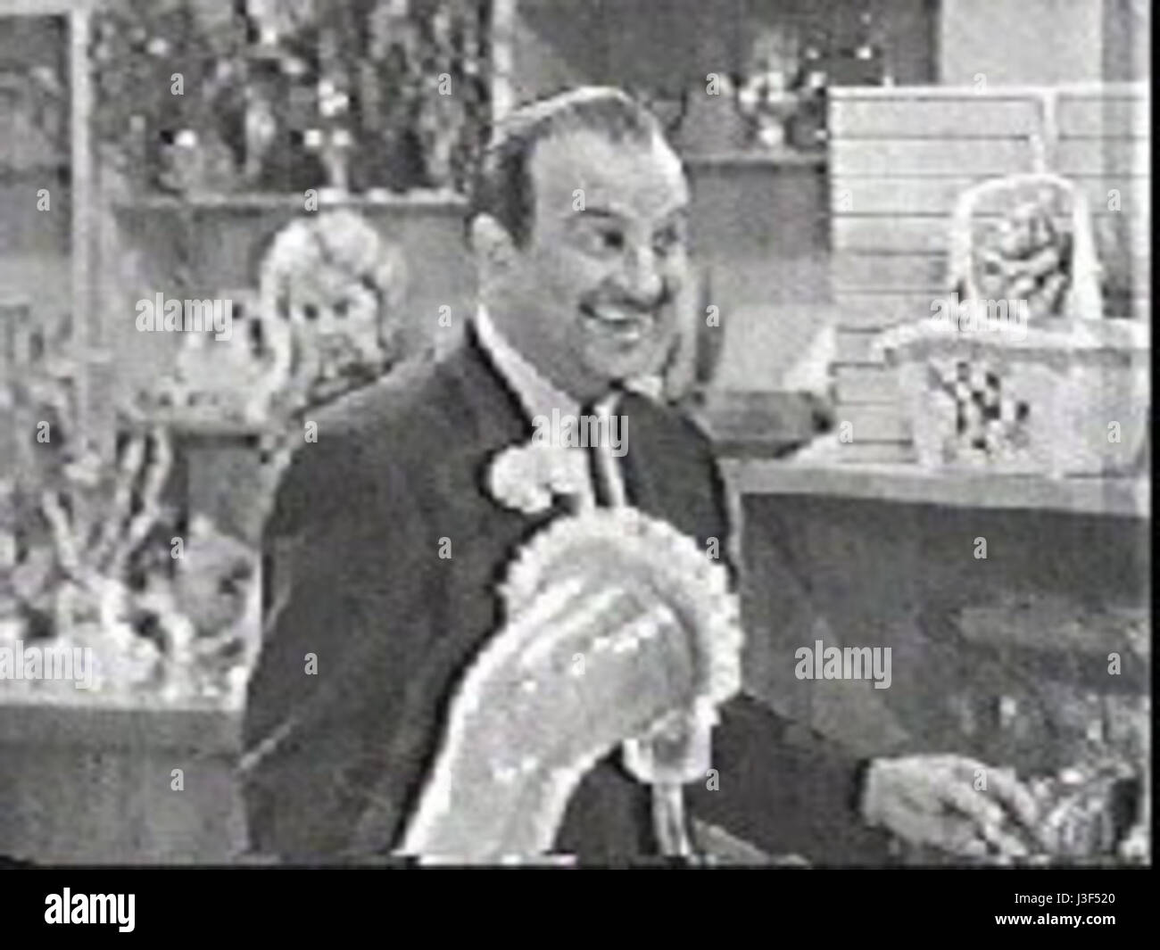 Frank Nelson era un noto attore radiofonico e televisivo americano, riconosciuto per i suoi ruoli comici, in particolare per le sue apparizioni in "The Jack Benny Program". La sua voce distintiva e il suo tempismo lo hanno reso un artista memorabile. Foto Stock