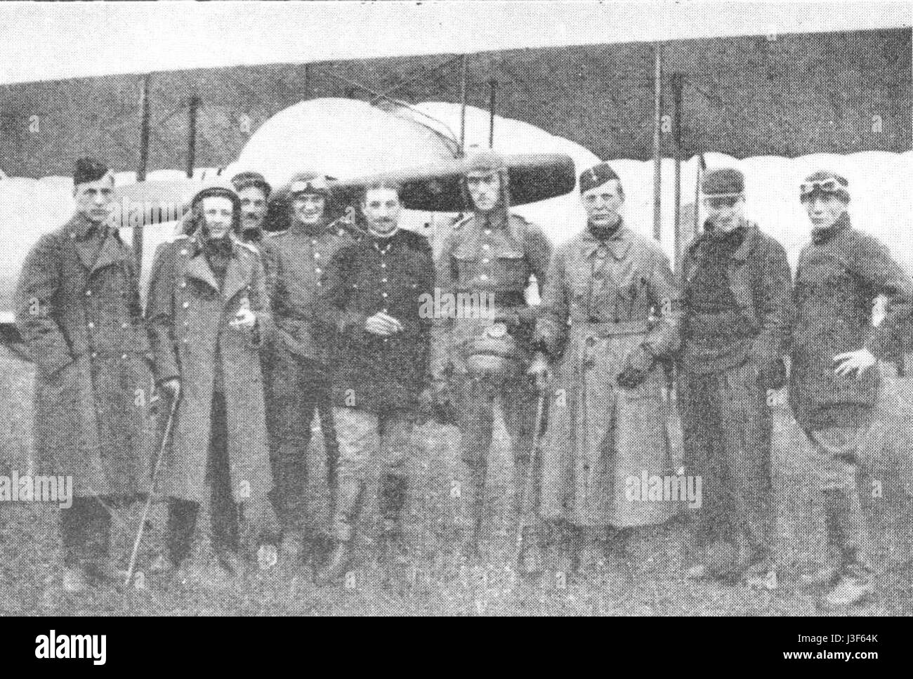 La "Francuska Szkola Pilotow" (Scuola francese di piloti) offre uno sguardo storico sui programmi di addestramento dei piloti francesi durante i primi anni del XX secolo, riflettendo l'educazione all'aviazione. Foto Stock