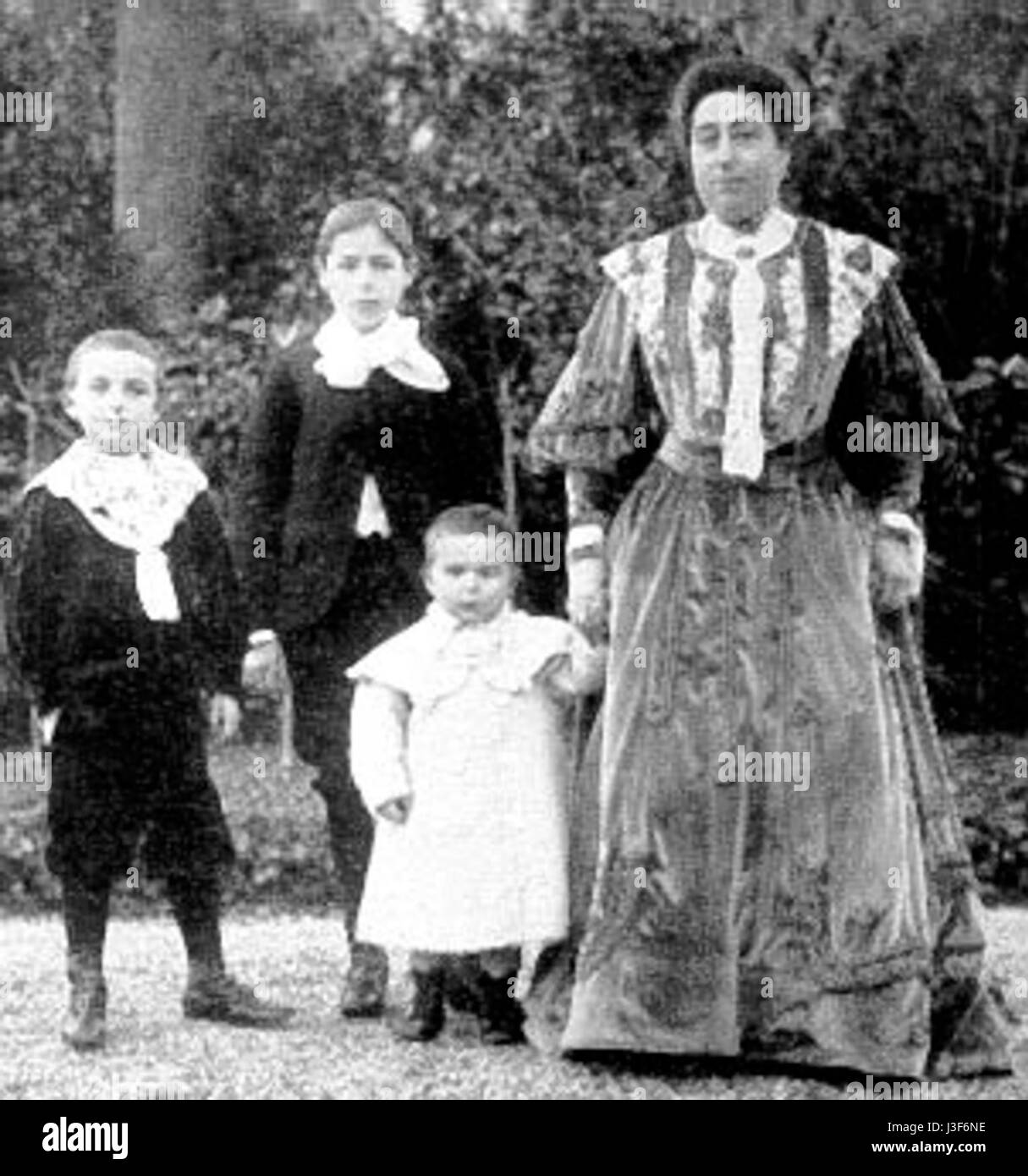 Una fotografia dal titolo "Femme et enfans de Loubet", con una donna e dei bambini associati alla famiglia Loubet. Foto Stock