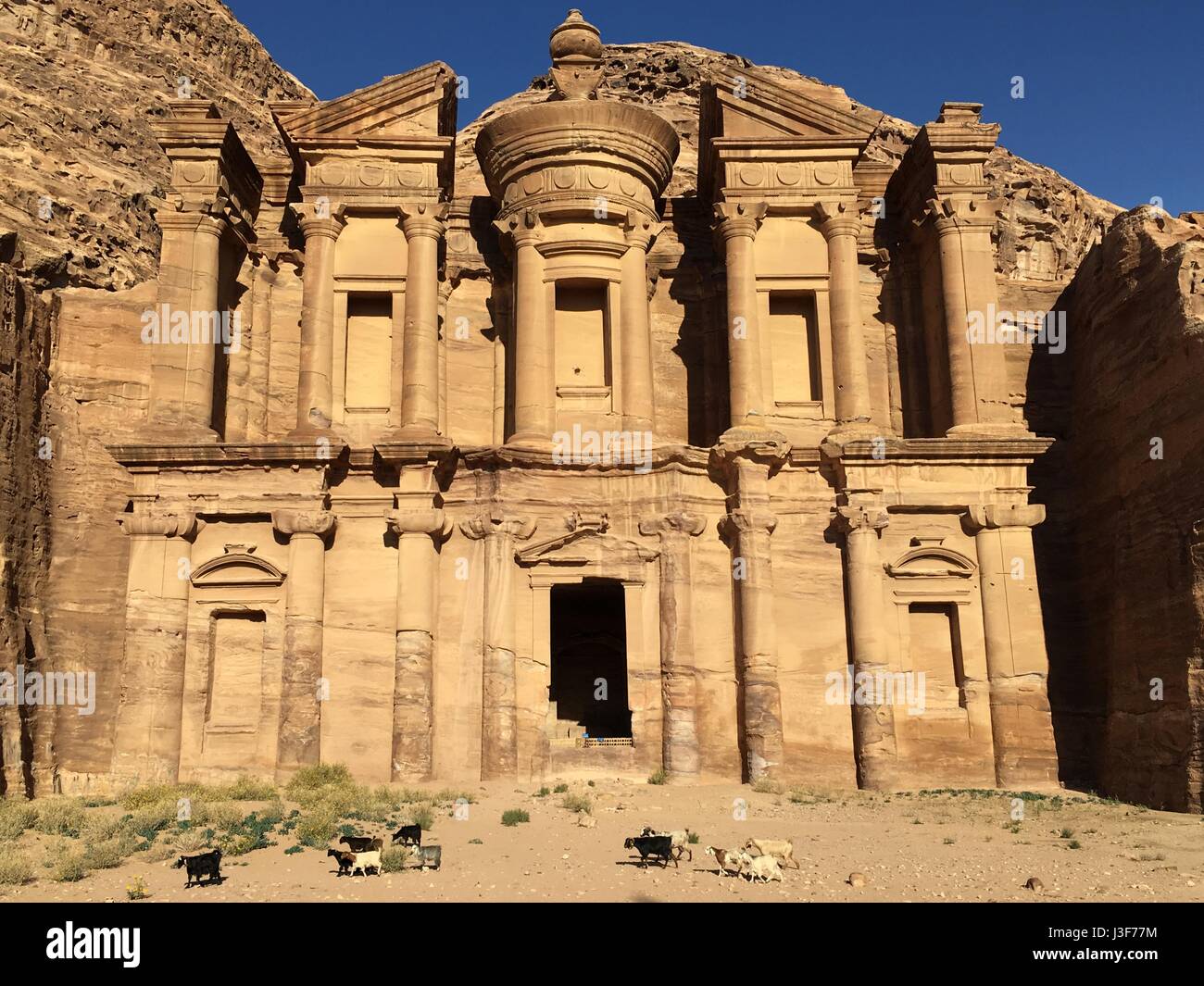 Deserto Al-Deir monastero di Petra,Giordania, Medio Oriente presso il sito del Patrimonio Mondiale con tombe, religione, turisti Foto Stock