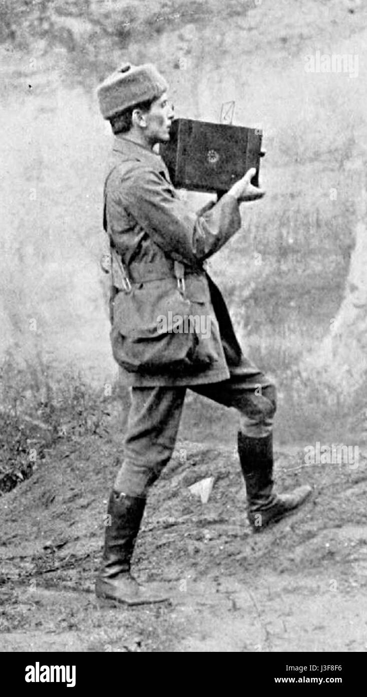 Questa immagine mostra George Malins con un aeroscopio in Belgio nel 1914. L'aeroscopio fu uno dei primi dispositivi utilizzati per la fotografia aerea, segnando i primi giorni dell'aviazione e le sue applicazioni nella ricognizione militare. Foto Stock