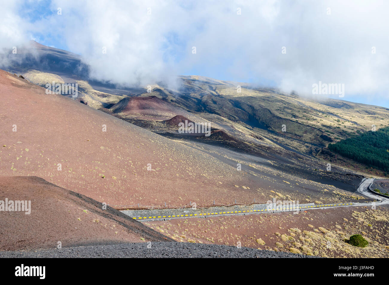 Versante sud dell'Etna, uno stratovulcano attivo sulla costa orientale della Sicilia, l'Italia, che mostra il cratere laterale e la strada che conduce dalla Sapienza ri Foto Stock