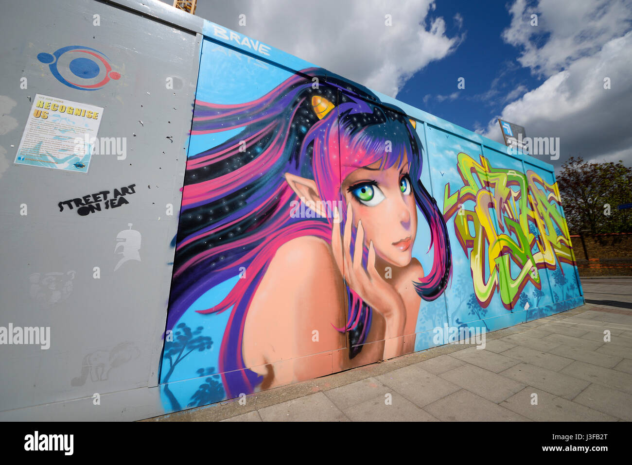 Street Art on Sea graffiti artistici in un cantiere che ospita London Road, Southend on Sea, Essex. Illustrazione di John Bulley Foto Stock