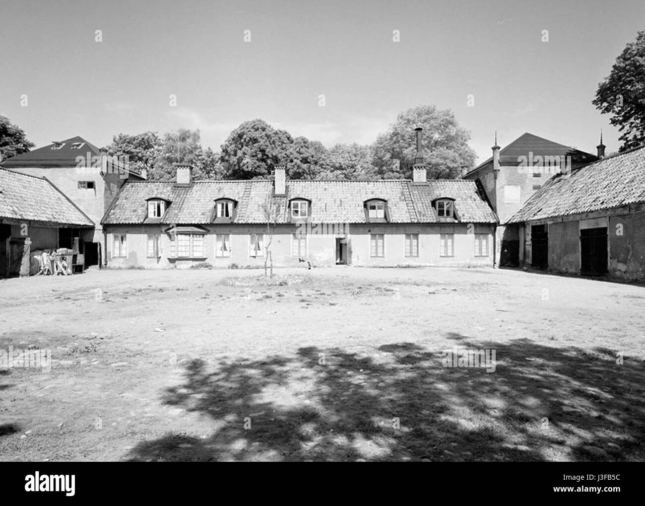 Questa immagine mostra Fyrkanten a Enskede, scattata nel 1960. Cattura il design architettonico e la disposizione della piazza, riflettendo lo sviluppo urbano di Enskede durante la metà del XX secolo. La fotografia evidenzia le caratteristiche architettoniche e la pianificazione dell'area. Foto Stock